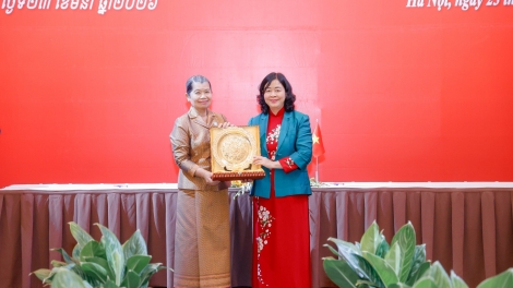 Hơtŏk jang hơdoi Măt trâ̆n Việt Nam - Campuchia 