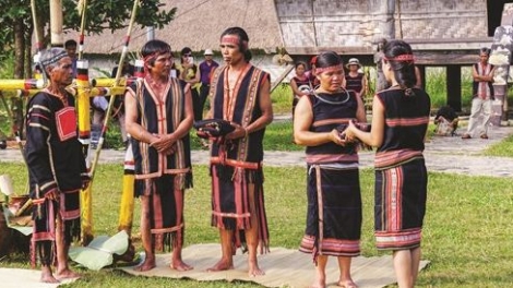 Rơngôt amĭ ba ama ƀă (Nhớ công ơn cha mẹ)