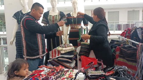 Ka Thuân Minz pơjing hơbăn ao hrŭk 'nao đơ̆ng che tanh 