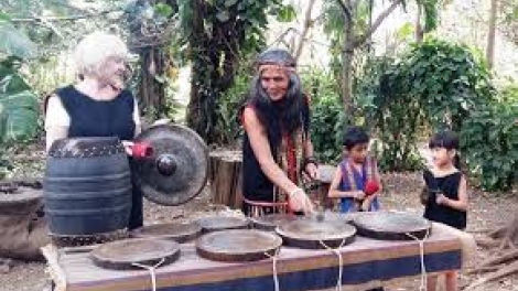 Jreng Jrong (Ca ngợi quê hương tươi đẹp)