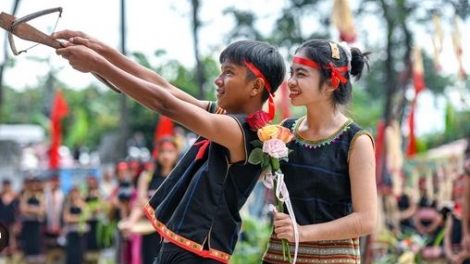 Rŏ choh pôm pôi, ngôi pôm yơ̆p (Đối đáp - giao duyên)