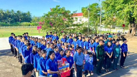 Cau kơnòm să Ling sền gàr tiah nhàr lơgar càr Dăk Lăk lam lơh “Nhai pe Nhàr lơgar” pơgồp bal mờ mblàng yal tĕ khà