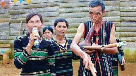 Nùs nhơm niam ùr bơklao kra 