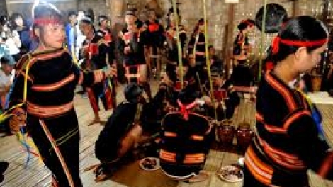 Rơngôt amĭ ba ama ƀă (Nhớ công ơn cha mẹ)