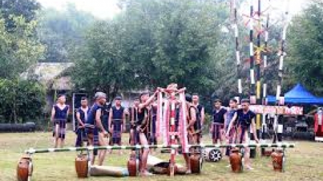 Rŏ choh pôm pôi, ngôi pôm yơ̆p (Đối đáp - giao duyên)