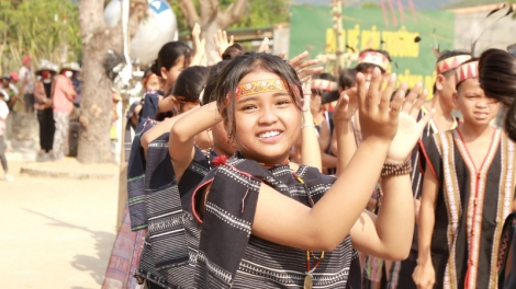 Jreng Jrong (Ca ngợi quê hương tươi đẹp)