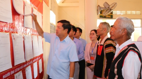 Bí thư Tỉnh ủy Dak Lak ôp uănh pah kan nchrăp bầu cử ta ăp nkual nklăch phiếu