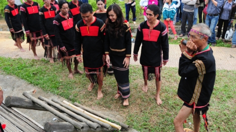 M’ak bi tuôm (Mừng gặp mặt)