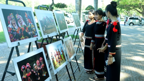 Pơphun pơdă rup “Lu ia iom mơ̆ng djop djuai ania Việt Nam” ƀơi Dak Lak 