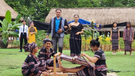 HÒA TẤU NHẠC CỤ DÂN TỘC HRE