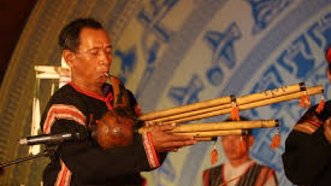 Ƀuôn sang bi mlih mrâo (Buôn làng đổi mới)