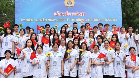 1.000 CÔNG NHÂN PA BHRỢ DƯR LƯỚT HƠNH DEH 140 C’MOO T’NGAY QUỐC TẾ LAO ĐỘNG 1/5