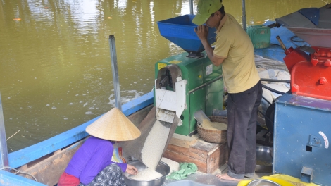  កាម៉ាវ ម៉ាស៊ីនកិនស្រិតអង្ករលើដងទន្លេស្រុកភូមិសកម្មភាពឡើងវិញ