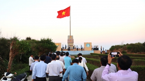 Chă tơmang lăng “Bri kông ƀơm truh đak dơsĭ”: tơiung tơdrong ‘lơ̆ng đơ̆ng tơring Tây Nguyên – tơring tơter đak dơsĭ Nam Trung bộ