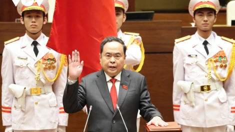 ĐỢ CHA NỤP: CHỦ TỊCH QUỐC HỘI TRẦN THANH MẪN TUYÊN THỆ K’ĐHƠỢNG BHRỢ BH’RỢ