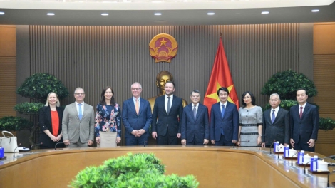 Thủ tướng Cíñ phủ ồng Lê Minh Hưng wă Ƀộ trưởng Ƀộ Cribơyai broă mờ lơgar ndai lơgar Estonia