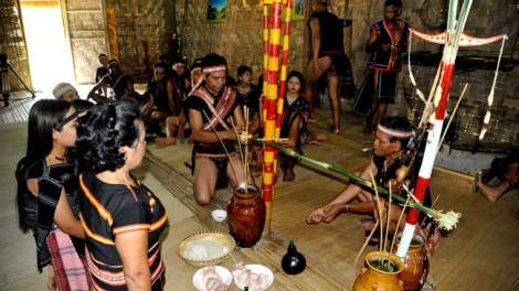 LẸ NHỈN PỈ NOỌNG CÚA CẦN BA NA