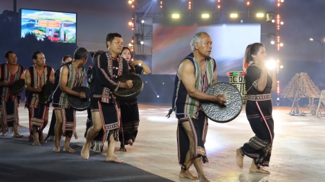 Ơruh pơnu (Những chàng trai cô gái)