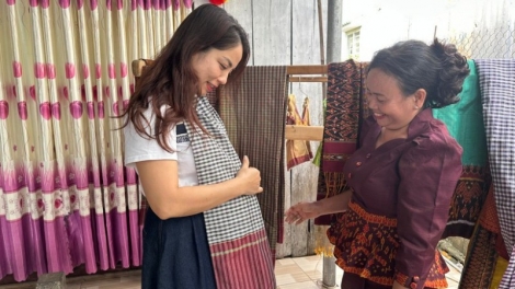 សិប្បការិនី នាងចន្ទី អភិរក្សរបរត្បាញហូលខ្មែរ