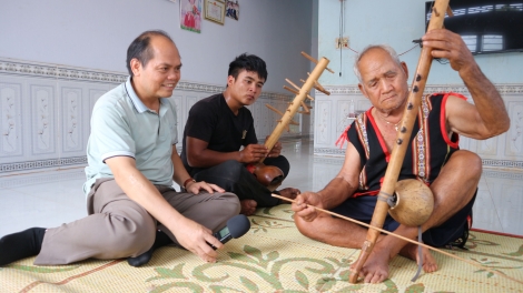 Nau rhơn lơ 30/4 bah nteh đơn bah bu ranh Rơ Châm Nha