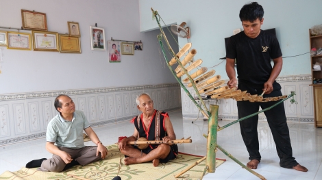 Hok mơak lơ 30/4 hăng jua goong mơ̆ng tha plơi Rơ Châm Nha