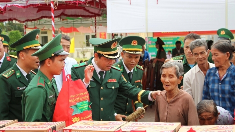 កងទ័ពការពារព្រំដែនក្រុងកឹងធើជួយប្រជាជនតំបន់ព្រំដែនសមុទ្រឲ្យរួចផុតភាពក្រីក្រ