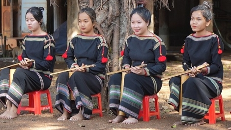 Mtă mtăn kơ amai adei (Dặn dò chị em)