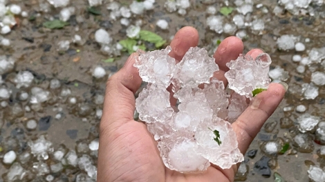 Mưa đá và dông lốc quét qua hàng loạt tỉnh miền núi phía Bắc khiến 5 người bị thương, hàng trăm ngôi nhà tốc mái