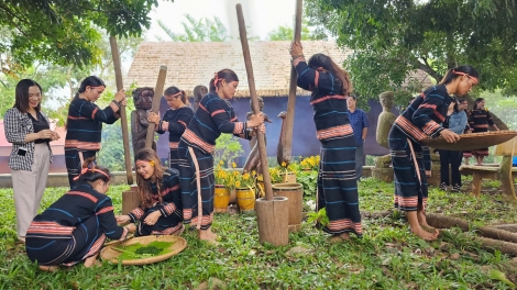 Tơlơi adoh Bahnar "Hơdruh rơchong rong oh"