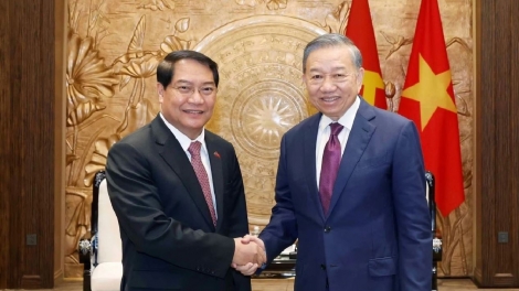  Khua gĭt gai Tô Lâm drông khua bruă Đảng ƀuôn prŏng, Khua êpul gơ̆ng bruă ƀuôn sang ƀuôn prŏng phŭn Viêng Chăn, Lào 