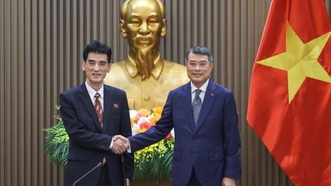 Thủ tướng Cíñ phủ ồng Lê Minh Hưng wă Kwang atbồ Anih lơh broă ala măt lơgar Triều Tiên