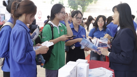 Dŭm êbâo bruă mă logistics truh hŏng phung hriăm gưl prŏng Lăn Dap Kngư  