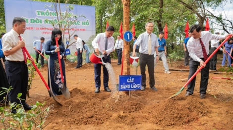 Dak Lak têk nhang tơbâ Pôa Hồ Chí Minh a Hngêi pleăng Pôa Hồ