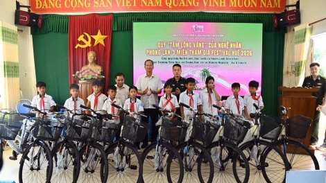 BỘ ĐỘI BIÊN PHÒNG TP.HUẾ PA ĐƠP XE ĐẠP, P’TÊÊT C’RƠ HỌC SINH ZR’LỤ K’NOONG K’TIÊC
