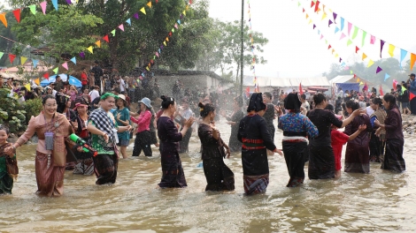 Điện Biên: Mơng blah dưi hing ang truh pơtrut đĭ kyar tuai čuă ngui gru grua