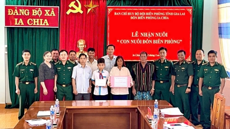 Trung tướng Vũ Trung Kiên- Tư lệnh BĐBP nhận đỡ đầu học sinh khó khăn vùng biên Ia Chia
