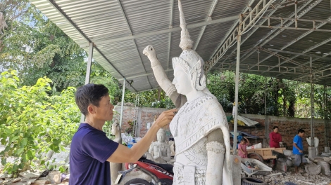 ជាងចម្លាក់ឆ្នើមលីភឿងនៅឃុំឡុងភូ ក្រុងកឹងធើ