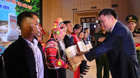 Tôn vinh 130 trưởng bản, người có uy tín tiêu biểu nơi biên giới