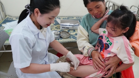 Nhân viên y tế thôn, bản được tăng mức hỗ trợ hằng tháng từ 15/7