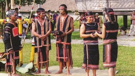 Rơngôt amĭ ba ama ƀă (Nhớ công ơn cha mẹ)