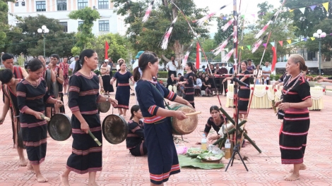 LÂH 200 NGHỆ NHÂN TING PÂH THI TÂM GOONG N’TOONG CHIING, MÚA XOANG