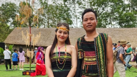 Rnê nău tâm rŏng (Ca ngợi tình yêu đôi lứa)