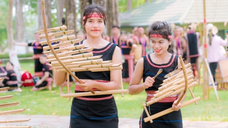 Mơnat kơ iĕm (Thương anh cán bộ)