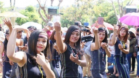 Tam klăc đah ală jơi bơtiàn oh mi 		(Đoàn kết giữa các dân tộc anh em) 