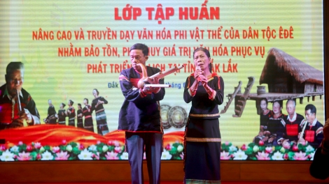 Truyền dạy sử thi, lời nói vần Ê Đê cho thế hệ trẻ tại Đắk Lắk