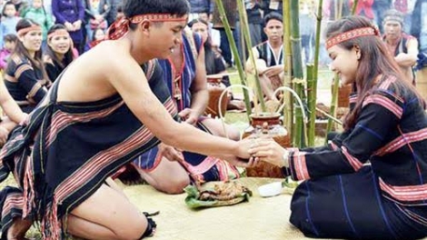 Rŏ choh pôm pôi, ngôi pôm yơ̆p (Đối đáp - giao duyên)