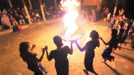 Chờ wă rò năc (Vui đón khách)