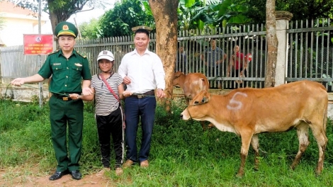 Trao hỗ trợ sinh kế cho hộ nghèo vùng biên
