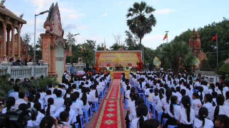 រដូវវិស្សមកាល កូនសិស្សខ្មែរទៅវត្តរៀនអក្សរកំណើតរបស់ខ្លួន