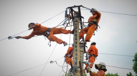 P’RĂNG RƠỢNG, ĐIỆN LỰC QUẢNG NGÃI RA VĂNG TR’XĂL CR’CHĂL ĐƯƠI ĐIỆN BHRƠỢNG